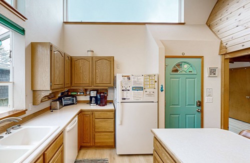 Manzanita House | Lovely dog-friendly home with firepit - walk to the beach & downtown (MCA #329)