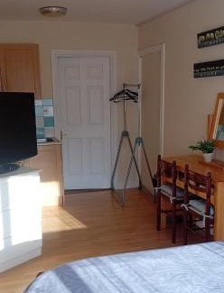 Tullamore Apartment | Lovely double bed private studio in tullamore town