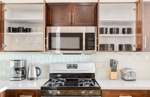 City West Apartment | Lovely Downtown 1BR w/Pool, W/D & Gym, near 7th St Metro, by Blueground