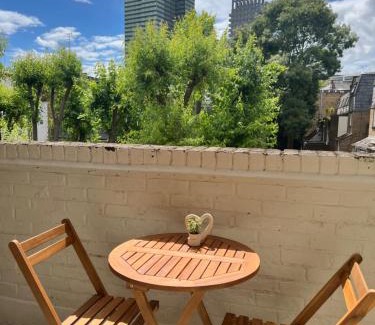 Euston Apartment | Lovely Entire Flat with Private Balcony in Euston-Central London