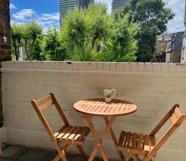 Euston Apartment | Lovely Entire Flat with Private Balcony in Euston-Central London