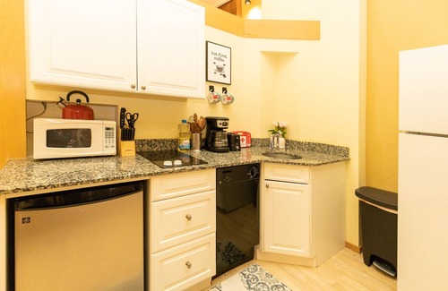 Palm Coast Condo | Lovely European Style Condo w/balcony, near Beach