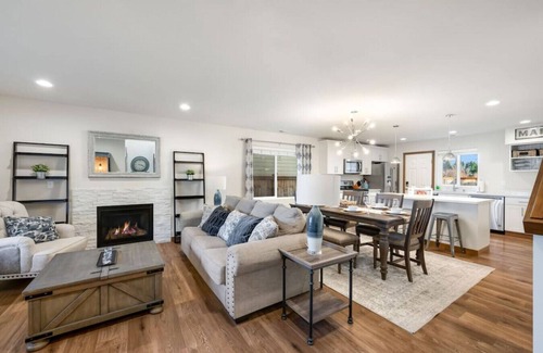 Central Tacoma House | Lovely Family Gem ~ 10mins to DT
