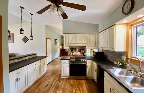 West Carrollton House | Lovely, Family Home with Garage in Nice Area