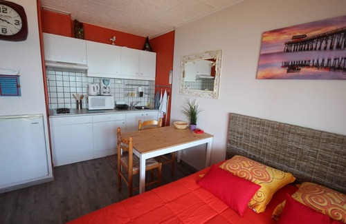 Portiragnes-Plage Apartment | Lovely Flat for 2 Persons, Wifi , AIRCO, wonderfull view of the sea from the balcony, 30 m from.
