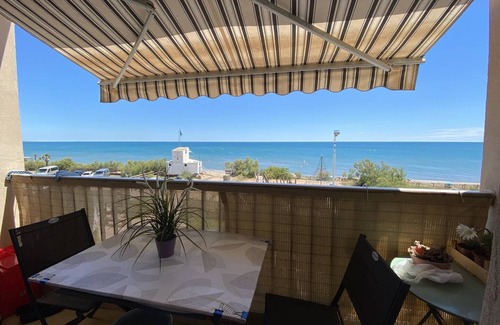 Portiragnes-Plage Apartment | Lovely Flat for 2 Persons, Wifi , AIRCO, wonderfull view of the sea from the balcony, 30 m from.