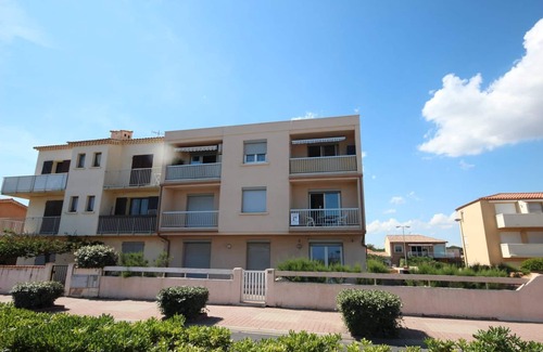 Portiragnes-Plage Apartment | Lovely Flat for 2 Persons, Wifi , AIRCO, wonderfull view of the sea from the balcony, 30 m from.