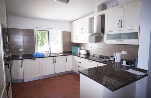 Carvoeiro Villa | Lovely Four Bedroom Villa With Large Private Gated Pool - Free Wifi and Aircon