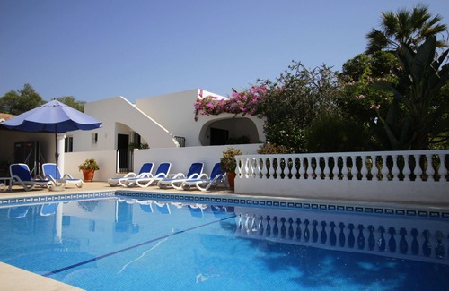 Carvoeiro Villa | Lovely Four Bedroom Villa With Large Private Gated Pool - Free Wifi and Aircon