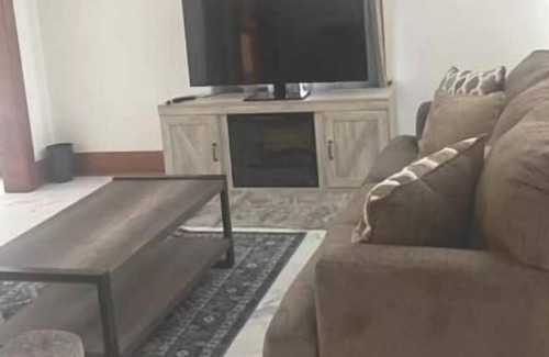 Puyallup House | Lovely Fully Furnished 3 Bedroom Home. Centrally located near Fairgrounds.