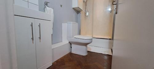 Ravenscourt Park Apartment | Lovely Ground Floor Studio In West London