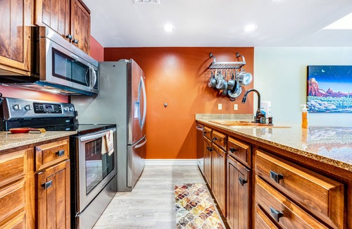 Carefree House | Lovely, Ground-Floor Townhouse with a Great Location, Patios, WiFi & Shared Pool