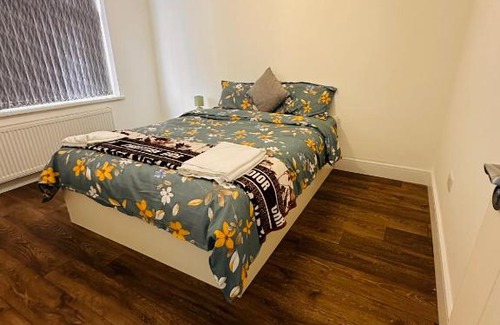 Hillingdon House | Lovely Hillingdon Family Holiday Home - 6 bedrooms