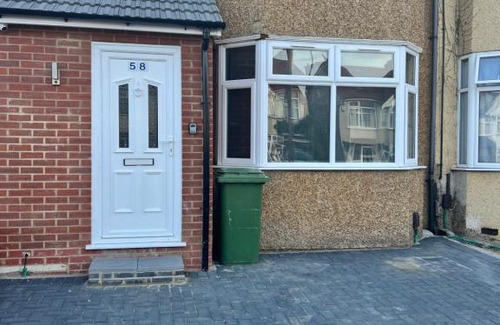 Hillingdon House | Lovely Hillingdon Family Holiday Home - 6 bedrooms