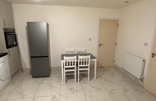 Hillingdon House | Lovely Hillingdon Family Holiday Home - 6 bedrooms