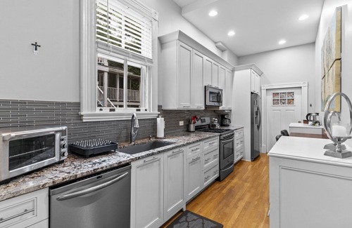 Wilmington Historic District House | Lovely Historic 2 bedroom steps to Riverwalk -Fully stocked!