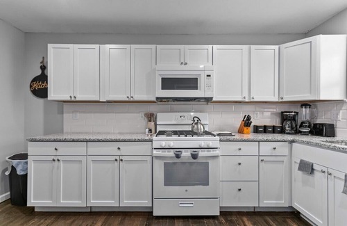 Overland Park House | Lovely Home 4BR FencedYard Arcade PetsWelcome
