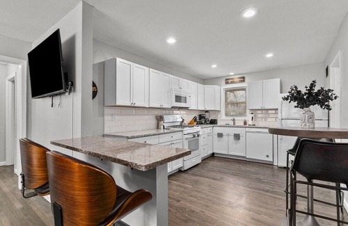 Overland Park House | Lovely Home 4BR FencedYard Arcade PetsWelcome