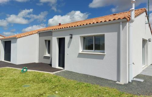 Les Magnils House | Lovely Home In Les Magnils-Reigniers