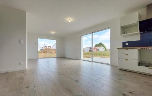 Les Magnils House | Lovely Home In Les Magnils-Reigniers
