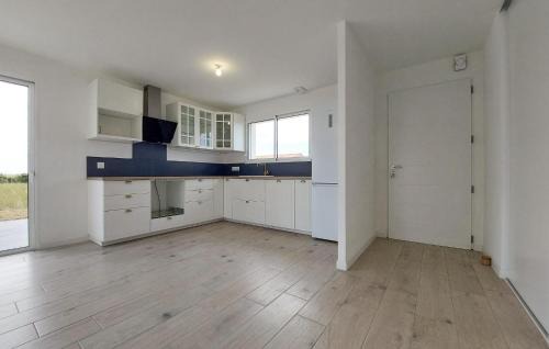 Les Magnils House | Lovely Home In Les Magnils-Reigniers