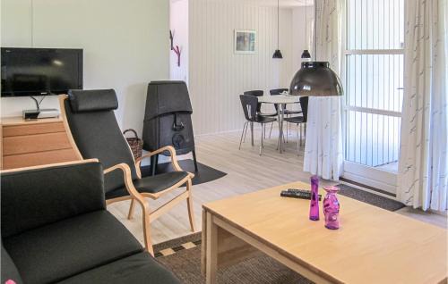Oster Somarken House | Lovely Home In Aakirkeby With Kitchen
