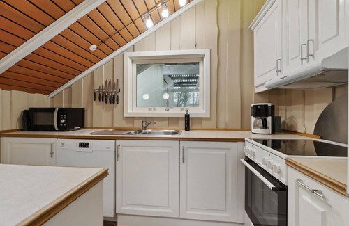 Sømarken House | Lovely home in Aakirkeby with kitchen