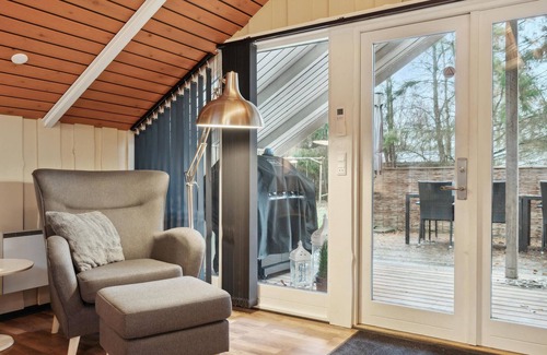 Sømarken House | Lovely home in Aakirkeby with kitchen