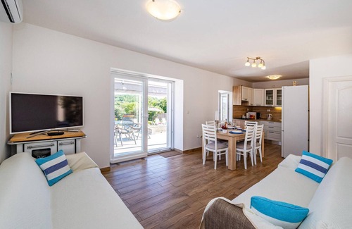 Brbinj House | Lovely home in Brbinj with WiFi