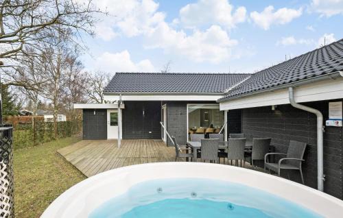 Haslevgarde House | Lovely Home In Hadsund With Kitchen
