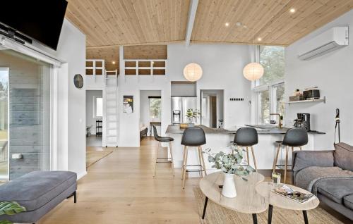 Haslevgarde House | Lovely Home In Hadsund With Kitchen