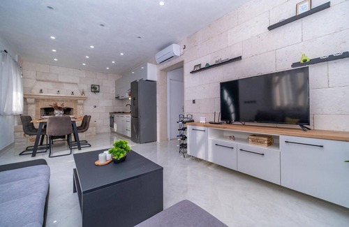 Praznica House | Lovely home in Pucisca - Praznica