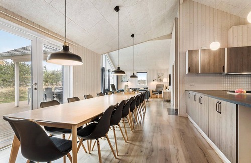 Bratten Strand House | Lovely home in Jerup with sauna