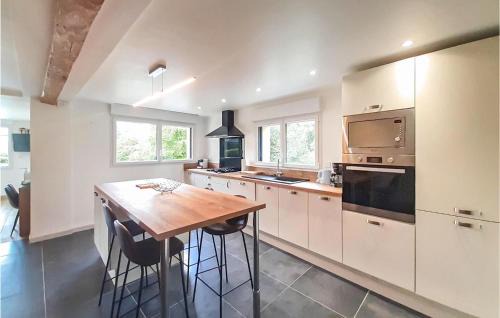 Ledinghem House | Lovely Home In Ledinghem With Kitchen