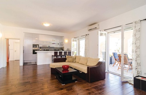 Radovici House | Lovely home in Radovici with kitchen