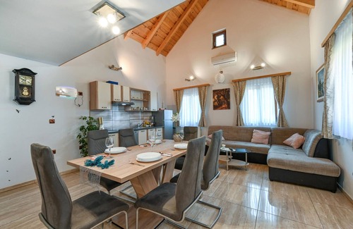 Donji Martijanec House | Lovely home in Rivalno with sauna