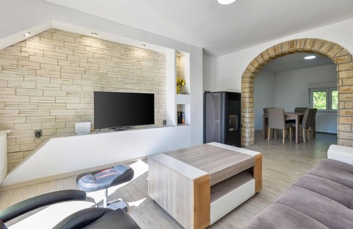 Lovinac House | Lovely home in Stikada with sauna