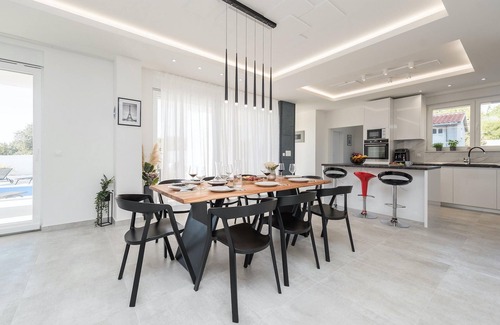 Vrsi House | Lovely home in Vrsi with sauna
