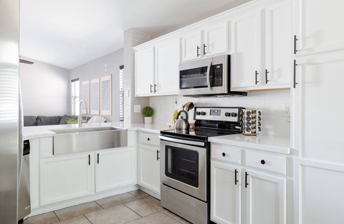 Avondale House | Lovely Home King Bed Mid-term Rental Work From Home Coffee Bar 2-Car Garage