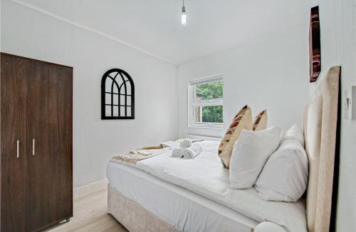 Tottenham Hale Apartment | Lovely Home - Park Views & Ideal Transport Links