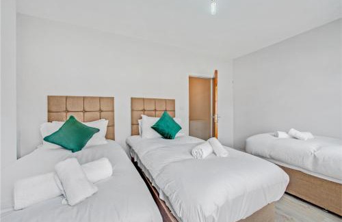 Tottenham Hale Apartment | Lovely Home - Park Views & Ideal Transport Links