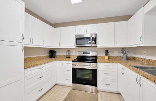 Gulf Gate Estates House | Lovely Home w/Heated Pool Near Beach!