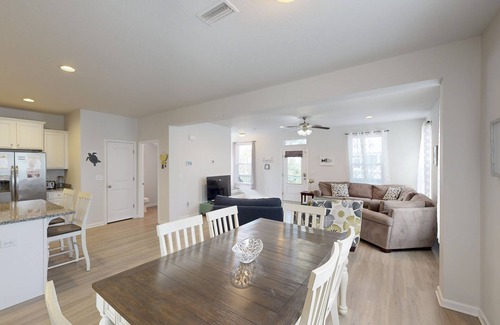 Port St. Joe House | Lovely Home w/Screened-In Porches, Balcony & Shared Pool - Walk to the Beach