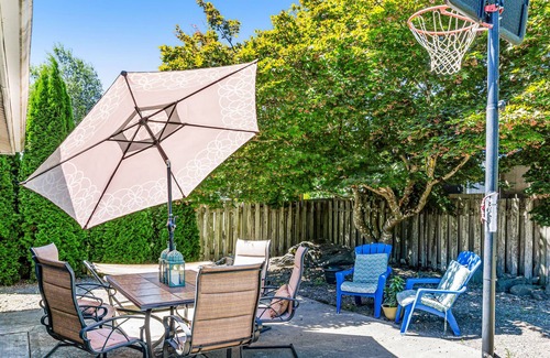University Place House | Lovely home with nearby beach access, patio, hammock and washer/dryer