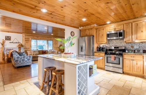 Big Bear House | Lovely home with hot tub, game room, balcony, & firepit - dog friendly