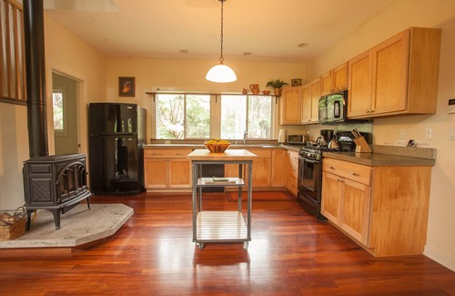 Volcano House | Lovely home with hot tub near Volcano National Park