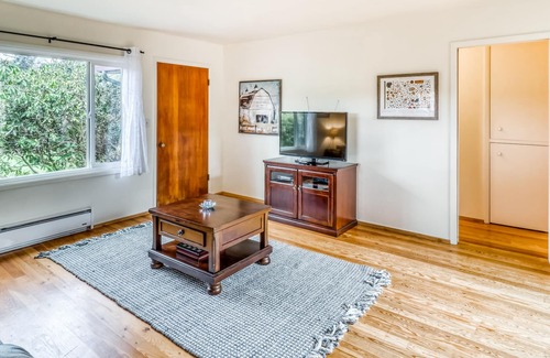 Thurston House | Lovely home with pasture views, private patio, & full kitchen!