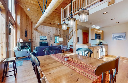 Redmond House | Lovely home with resort amenities, private hot tub & golf course view