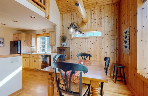 Redmond House | Lovely home with resort amenities, private hot tub & golf course view