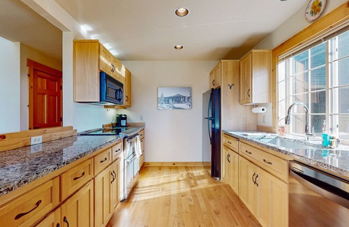 Redmond House | Lovely home with resort amenities, private hot tub & golf course view